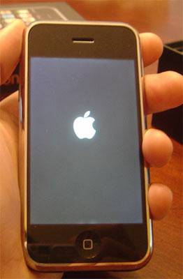 Solution To iPhone 4/3GS/3G Stuck on Apple Logo